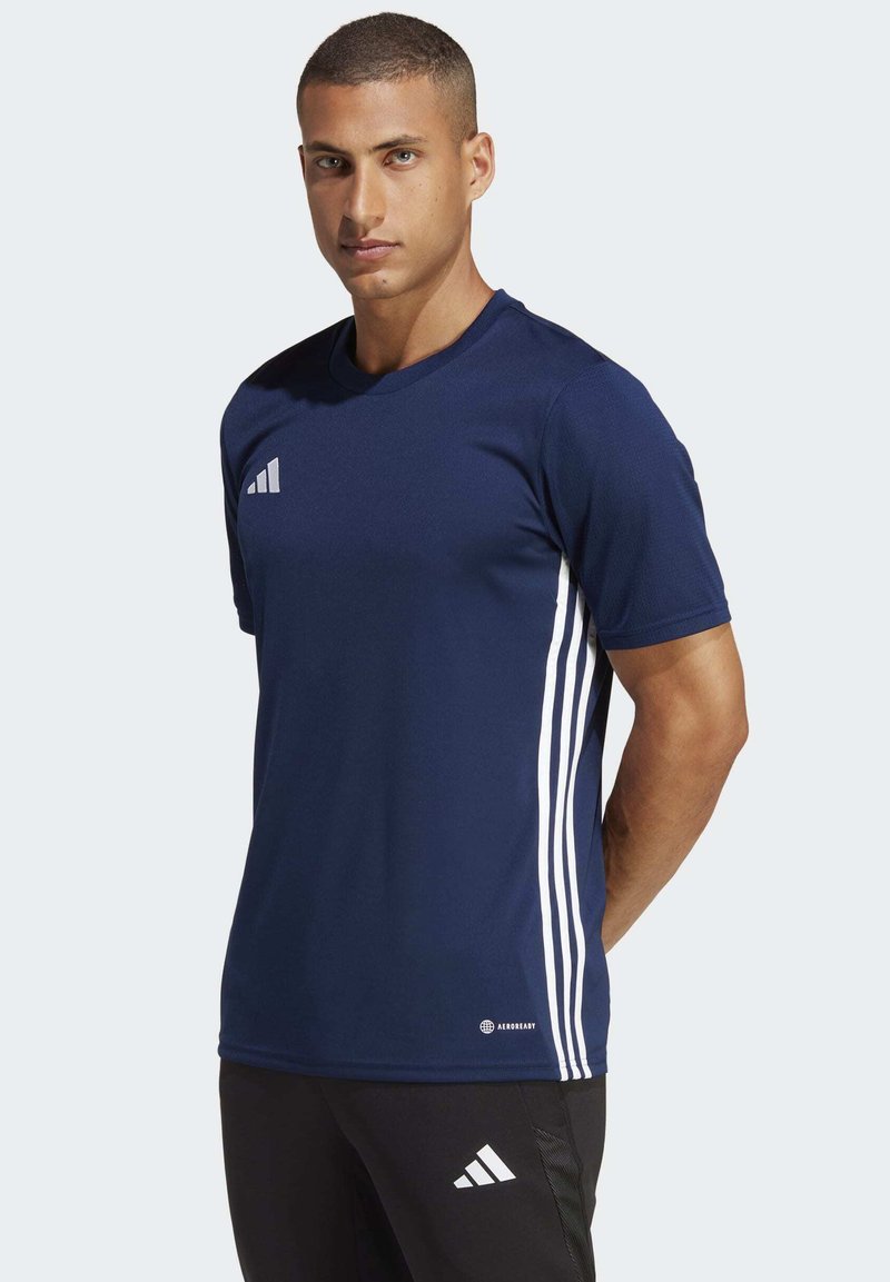 Marine-blauwe sport t-shirt met korte mouwen, met witte drie-strepen accenten aan de zijkanten en een Adidas-logo op de bovenste linkerborst.