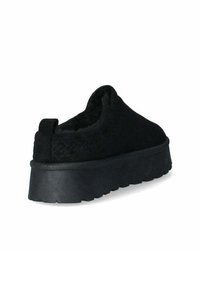 Scarpe nere slip-on con una tomaia testurizzata, dotate di una fodera morbida e una suola in gomma spessa. La parte posteriore presenta un delicato dettaglio a motivo intrecciato.