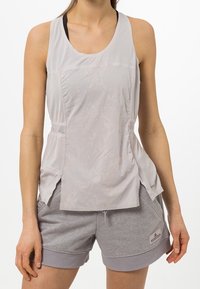 Lichtgrijs sporttanktop met een gestructureerde, gedessineerde voorkant, zijslits voor ventilatie, gecombineerd met grijze shorts met een logo-opdruk.