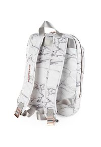 Mochila con patrón de mármol blanco y gris, con correas acolchadas, asas grises y hebillas de color dorado rosa, vista desde atrás.