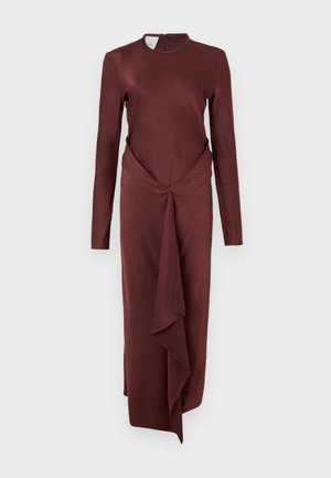 Burgundu ilgi garām piedurknēm tērps ar augstu apkakli, mezglotu dizainu viduklī un plūstošu drapētu svārku. Gluda auduma tekstūra visā tērpā.