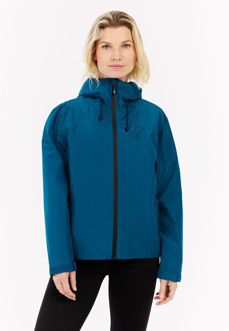 Mėlyna vandeniui atspari striukė su užtrauktuku priekyje, reguliuojama gobtuvu ir elastinėmis rankovėmis, su logotipo detalėmis ant krūtinės ir lygiu paviršiumi.