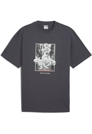 Šedé bavlněné tričko s grafickým potiskem běžce se psem, pod obrázkem je text „Přirozený běh“ a má volný střih.