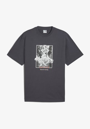 T-shirt en coton gris avec un imprimé graphique d'un coureur avec un chien, texte "Course naturelle" en dessous de l'image, et une coupe décontractée.