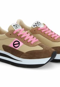 Beige sneakers with pink laces and accents, suede and mesh material, black sole with white stripes, featuring a circular logo detail.