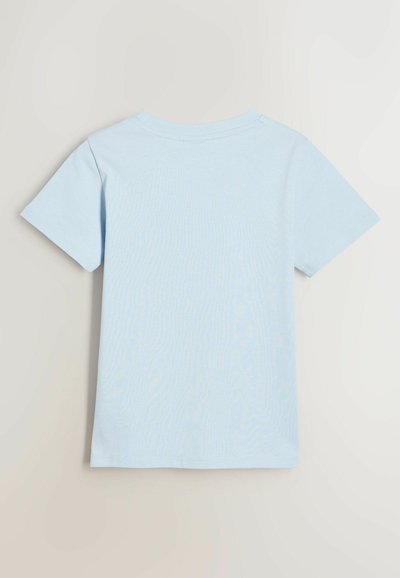 Hellblaues Baumwoll-T-Shirt mit kurzen Ärmeln, rundem Ausschnitt und glatter Textur, das eine einfache, einfarbige Optik ohne Muster zeigt.