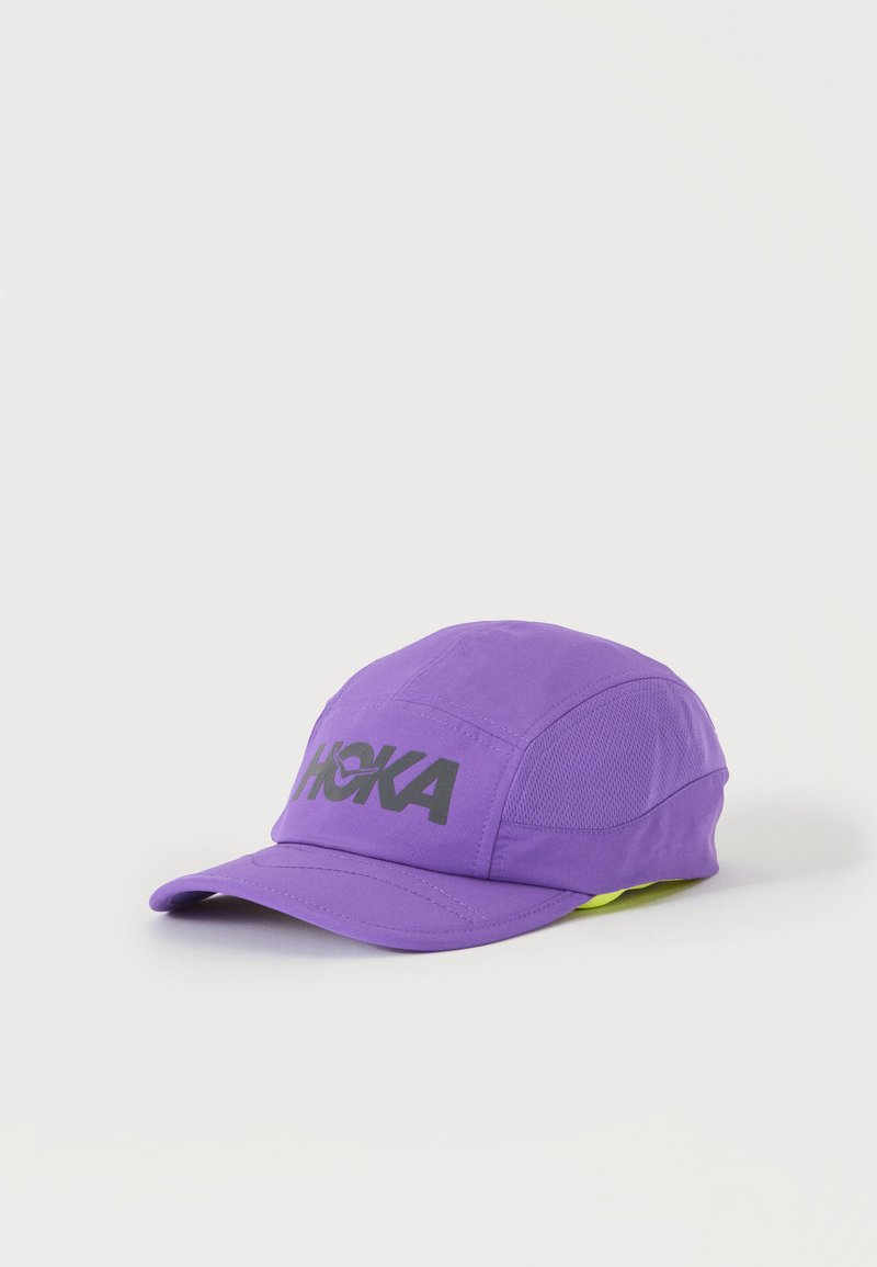 Μωβ καπέλο μάρκας Hoka με μαύρο λογότυπο μπροστά και δίχτυ στους πλευρικούς πίνακες, εμφανίζεται σε απλό ανοιχτό φόντο.