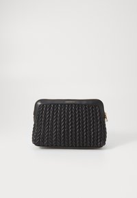 Clutch de cuero negro con textura trenzada, con un zipper dorado y un logo en la parte superior. Forma rectangular compacta, con costuras decorativas.