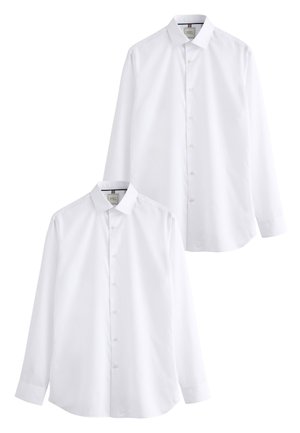 Dwie proste białe koszule z długim rękawem i kołnierzykiem, na białym tle.