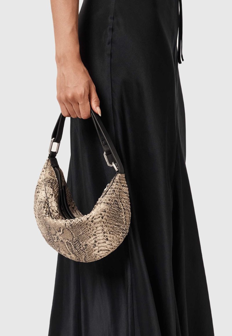 Käsilaukku hobo-tyylillä, jossa on teksturoitu, käärmeennahkakuosisurface vaaleanruskeassa ja ruskeassa, mustalla nahkahandlella ja hopeanvärisillä yksityiskohdilla.