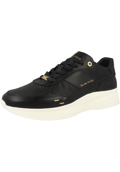 Černé tenisky vyrobené z hladké a perforované kůže, se zlatými akcenty a bílou podrážkou pro kontrast. Klasický design s šněrováním.