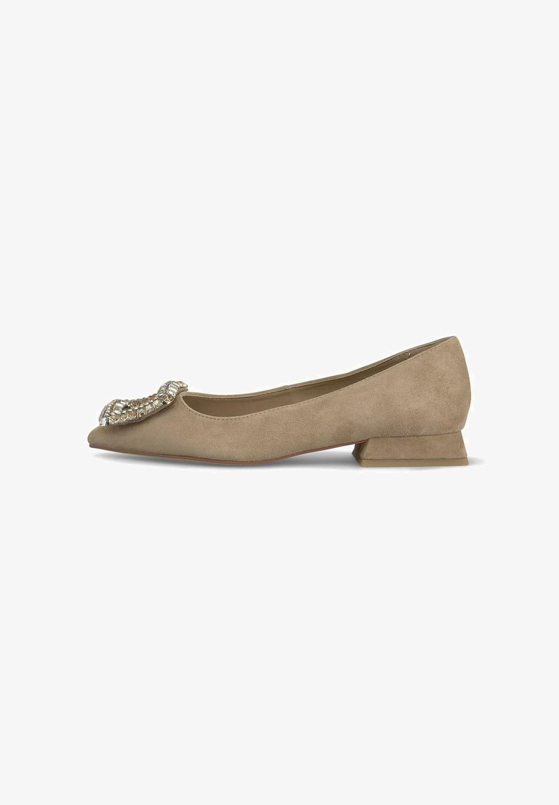 Ballerine in suede beige con tacco basso a blocco, caratterizzata da un'ornamentazione decorativa sulla punta in un motivo di cristalli trasparenti.