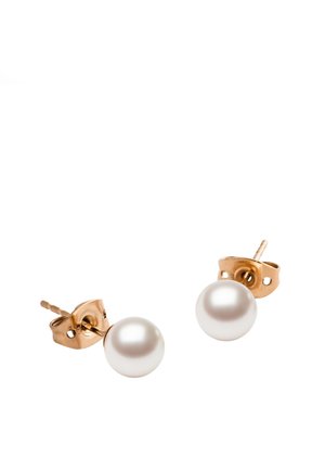 Par af øreringe i guld med hver en enkelt rund hvid perle og butterfly-lukning på hvid baggrund.