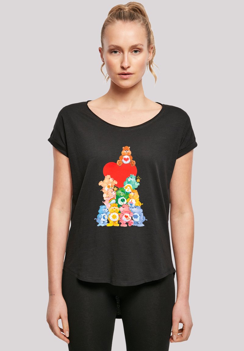 Schwarzes T-Shirt mit kurzen Ärmeln, das über ein buntes Cartoon-Bären-Graphic verfügt, das auf einem Herz gestapelt ist. Hergestellt aus einem weichen, leichten Stoff.