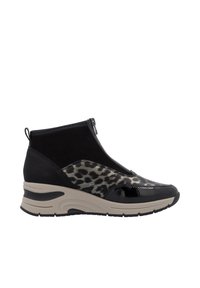 Bottines noires à fermeture zip, avec un panneau en imprimé leopard, des accents en cuir verni et une semelle texturée gris clair.
