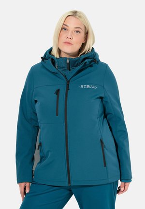 Teal softshell jack met een rits aan de voorkant, een verstelbare capuchon en twee zijzakken. Voorzien van zwarte ritsen en een logo op de borst.