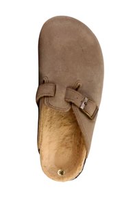 Pantofole in suede beige con una morbida fodera in pelliccia, due cinturini regolabili e una fibbia in metallo, caratterizzate da una punta rotonda e una suola piatta.