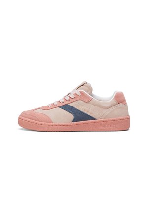 Suede sneakers in light pink and beige with a navy blue accent. Features a textured rubber sole and white laces. Logo on the side.