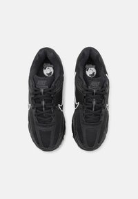 Nike Sportswear ZOOM VOMERO 5 - Treniņu apavi - black/summit white/anthracite/white