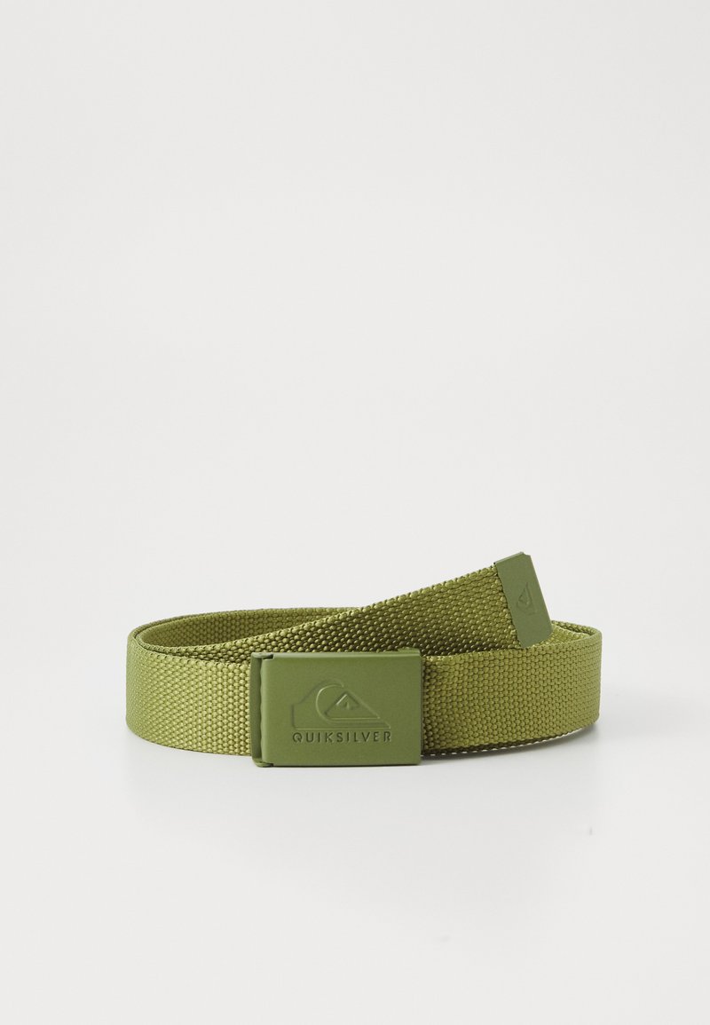 Zöld szőtt nylon öv téglalap alakú csattal, amelyen az "Quiksilver" logó gravírozva van. Állítható hosszúságú, texturált felülettel.