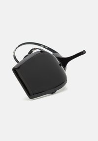 Fekete lakk bőr magassarkú muly, négyzet alakú orral, amely sima, fényes felülettel és vékony pánttal rendelkezik, virágmintás díszítéssel.