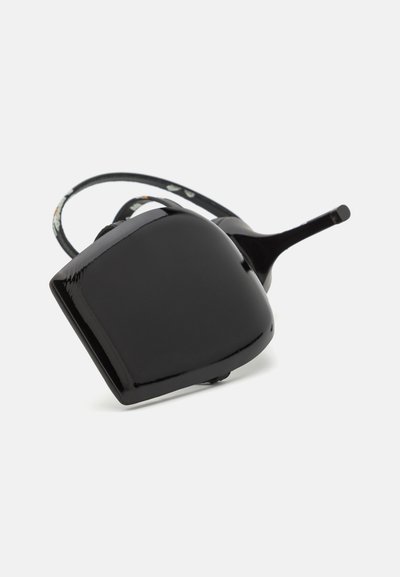 Čierne lakované kožené podpätkové mule s hranatou špičkou, s elegantným, lesklým povrchom a tenkým popruhom s kvetinovými vzorovými akcentmi.