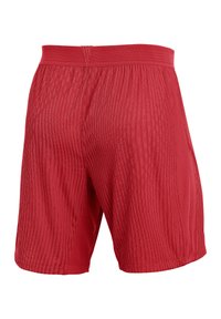 Rote Sportshorts aus leichtem Material, mit einem strukturierten gestreiften Muster, elastischem Bund und einer Länge über dem Knie.