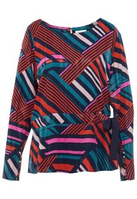Blouse à manches longues avec un motif rayé multicolore vif en rouge, bleu et rose, dotée d'une ceinture à la taille et de boutons décoratifs sur les manches.