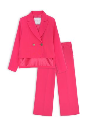 Blazer rosa e pantaloni a gamba larga coordinati, realizzati in un tessuto liscio. Il blazer presenta un colletto a punte e due bottoni. Design sartoriale.