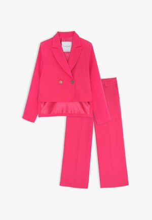 Blazer rosa e pantaloni a gamba larga coordinati, realizzati in un tessuto liscio. Il blazer presenta un colletto a punte e due bottoni. Design sartoriale.