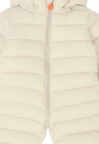Beige gewatteerde jas met horizontale quilting, een voormet rits en een capuchon met een oranje ritsling.