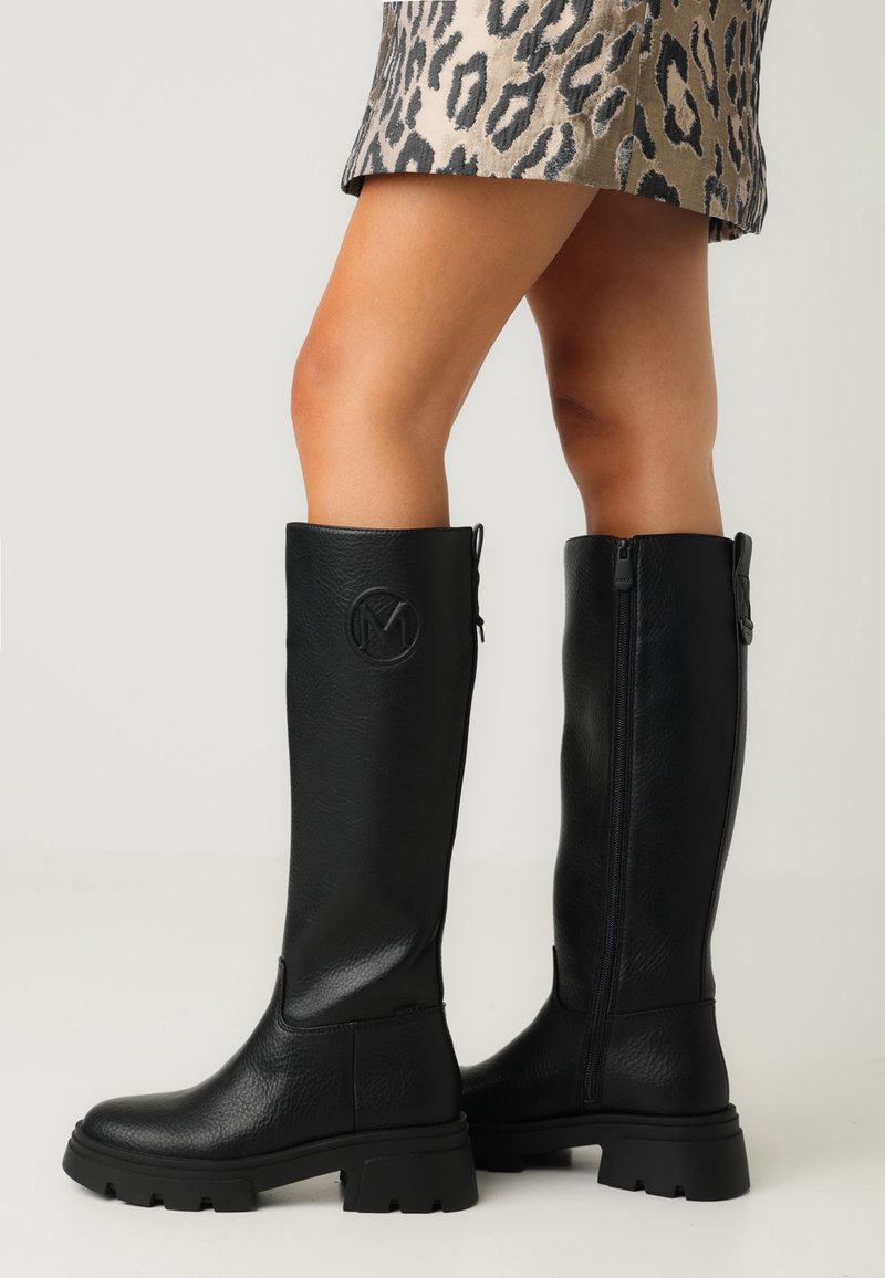 Czarne skórzane kozaki do kolan o fakturowanym wykończeniu, z zamkiem błyskawicznym z boku, blokowym obcasem oraz wytłoczonym logo na cholewce.