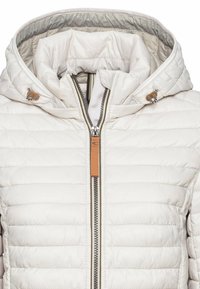 Witte gewatteerde hooded jack met een rits aan de voorkant en een bruine ritstrekknoop, voorzien van verstelbare capuchonkoorden met houten toggles.