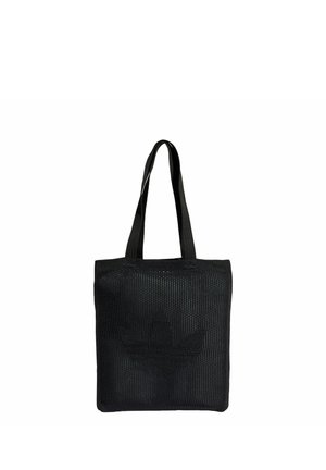 Černá tkaná taška typu tote se čtvercovým tvarem, krátkými rukojeťmi a jemným reliéfním logem na přední straně. Lehká a strukturovaná.