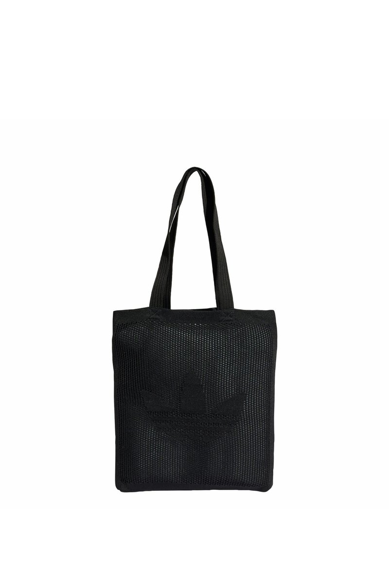 Černá tkaná taška typu tote se čtvercovým tvarem, krátkými rukojeťmi a jemným reliéfním logem na přední straně. Lehká a strukturovaná.