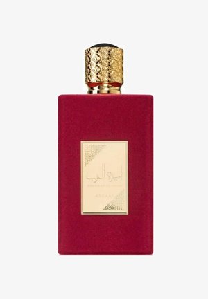 Rød rektangulær parfumeflaske med struktureret overflade, guldmønstret låg og en guldmærkat med indviklede kantdesigns.