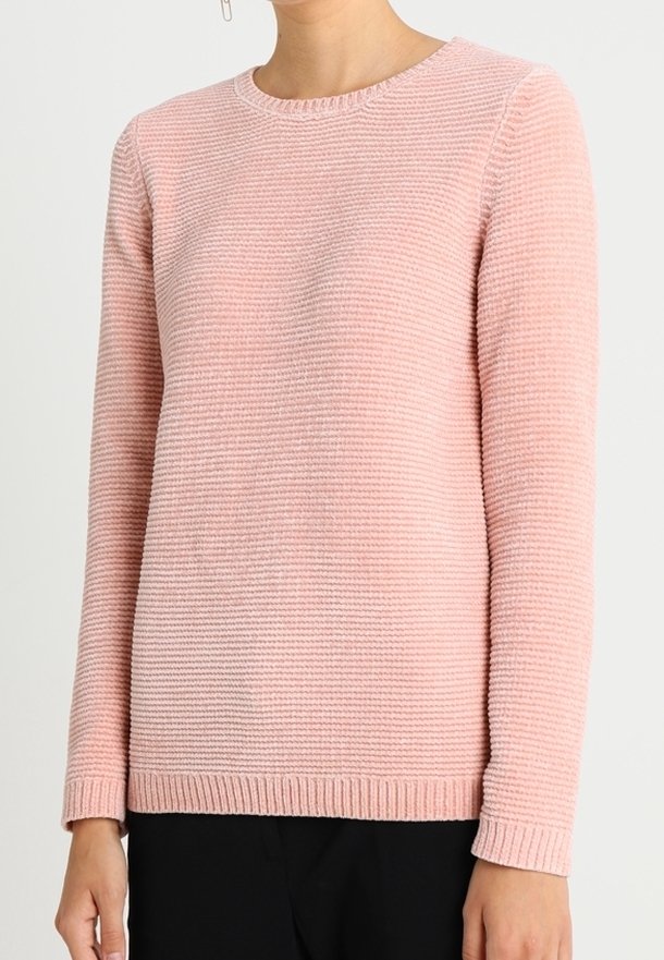Pull en tricot rose avec un motif côtelé texturé. Il présente des manches longues, un col rond et un ourlet droit. Tissu doux.