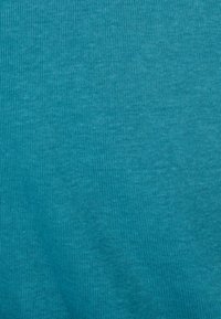 Turquoise katoenen stof met een fijne ribbelstructuur, voorzien van verticale lijnen en een gladde afwerking. Ideaal voor casual kleding of als laagje.