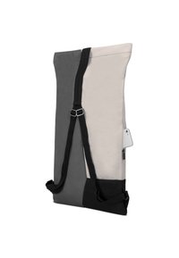 Szürke és bézs külsővel rendelkező vászontáska, állítható fekete pántokkal és cipzáros tárolózsebbel. Texturált felület, modern minimalista design.