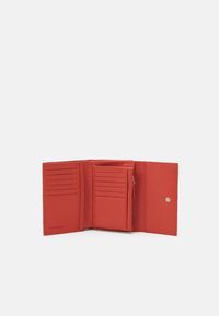 Coccinelle METALLIC SOFT - Portofel - grenadine red