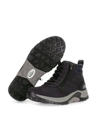 Zapatillas altas negras hechas de material suave, con cremallera, suela de goma texturizada y detalles en gris. El patrón de la suela proporciona tracción.