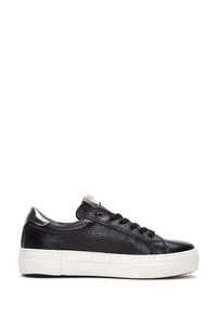 Zwarte leren sneaker met een gestructureerde finish, witte platformzool, zwarte veters en metallic zilveren accenten op de hak en de veterogen.