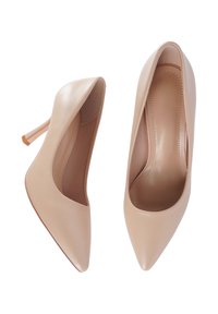 Scarpe con tacco alto in pelle nuda, con punta affusolata e tacco sottile a stiletto. Texture liscia, design minimalista, con un leggero restringimento verso il tacco.