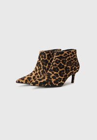 Leopardmönstrade ankelboots med spetsig tå, tillverkade av texturerat tyg, med en slank klack och en dragkedja på sidan.