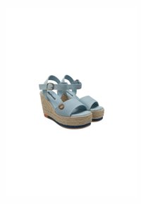 Espadrillas blu chiaro con tacco a cuneo e cinturini alla caviglia, piattaforma avvolta in corda e un accento beige sul lato. Suola piatta e texture in tessuto morbido.