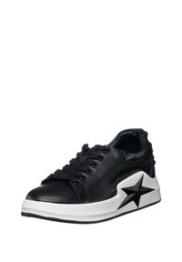 Czarne skórzane sneakersy z czarnymi sznurówkami, białą podeszwą i czarnym wzorem gwiazdy z boku, pokazane na białym tle.