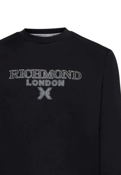Felpa nera con un design in evidenza impreziosito da strass, con il testo "RICHMOND LONDON" e una "X". Collo a giro standard, tessuto morbido.