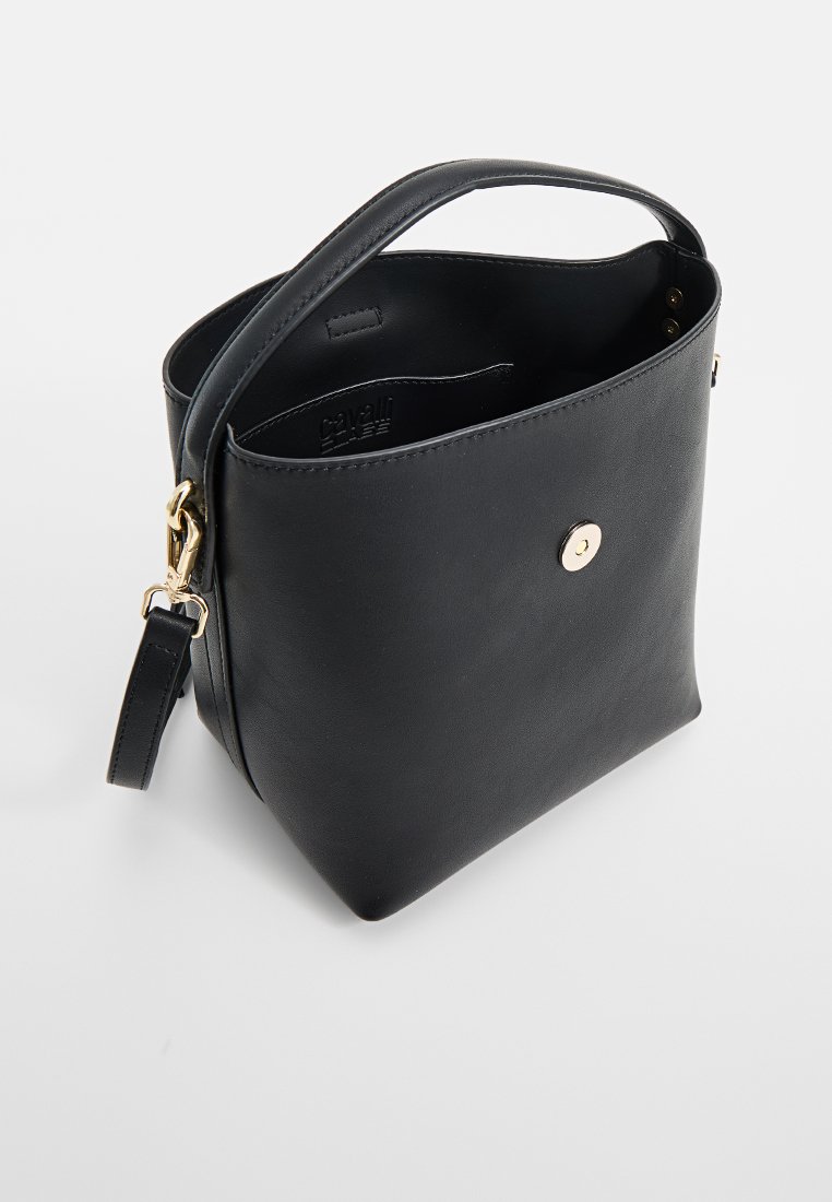 Sac à main en cuir noir avec une poignée supérieure, fermoir doré et une bandoulière amovible sur un fond blanc.