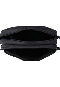 Astuccio nero con zip e due scomparti. Tessuto liscio e resistente; forma rettangolare. L'interno presenta una fodera morbida senza motivo.