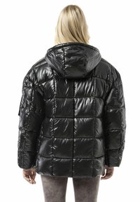 Schwarze Daunenjacke mit glänzendem Finish, ausgestattet mit Kapuze, quadratischem Steppmuster und lockerem Schnitt. Texturiert mit sichtbaren Nahtdetails.